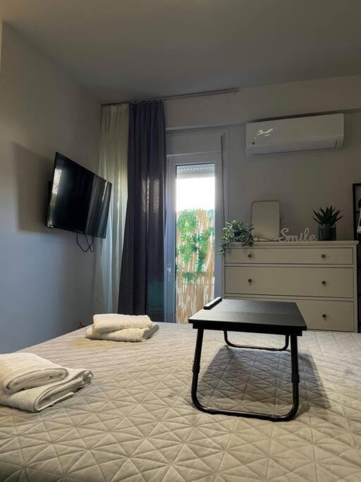 Chic Apt Near Acropolis - Avdi Square Atenas Exterior foto