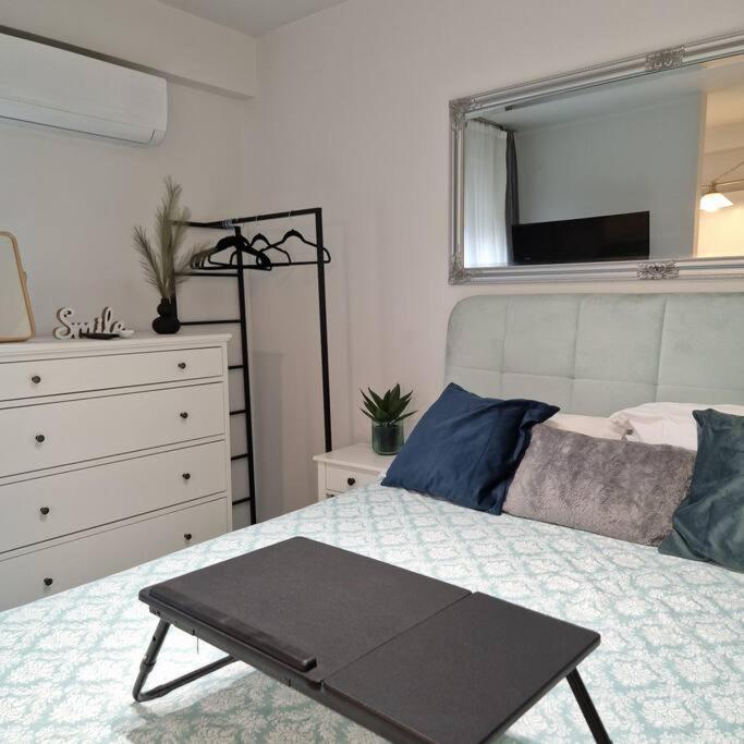 Chic Apt Near Acropolis - Avdi Square Atenas Exterior foto